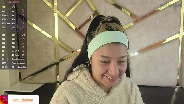 Dahiana Dmour  online show from March 19, 2026, 1:04 pm