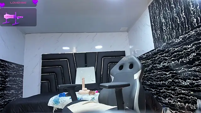 Snapshot of Ladyy_Scarlett chatting on April 18, 2026, 2:48 am Ladyy Scarlett online show from April 18, 2026, 2:48 am
