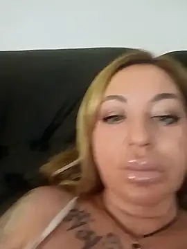 MiaMooly online show from December 4, 2025, 5:43 pm