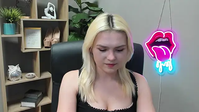 SweetLilyxo online show from March 11, 2026, 2:56 pm