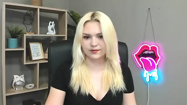 SweetLilyxo online show from May 25, 2026, 1:17 pm