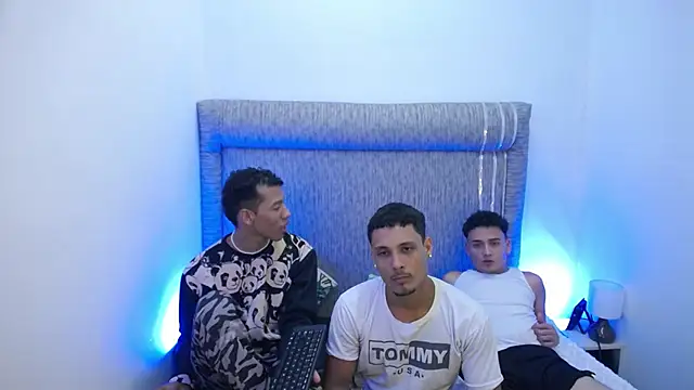 Snapshot of The_twinks_ chatting on February 3, 2026, 3:48 am The twinks online show from February 3, 2026, 3:48 am