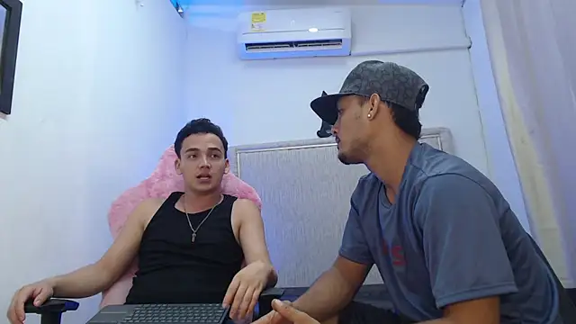 Snapshot of The_twinks_ chatting on February 10, 2026, 4:05 am The twinks online show from February 10, 2026, 4:05 am