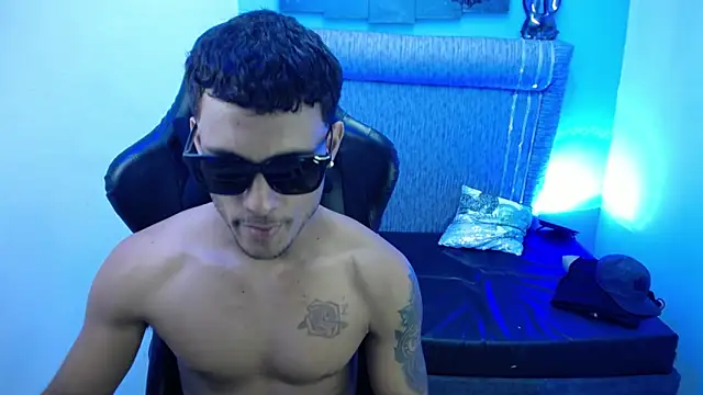 Snapshot of The_twinks_ chatting on February 28, 2026, 4:02 am The twinks online show from February 28, 2026, 4:02 am