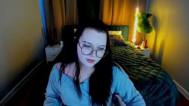 Snapshot of Kira_G0ld chatting on March 4, 2026, 1:11 am Kira G0ld online show from March 4, 2026, 1:11 am