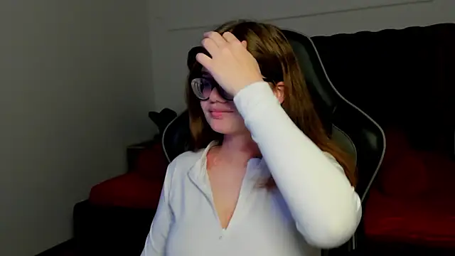 ChloeHalses online show from April 12, 2026, 5:07 pm