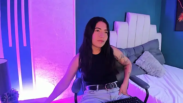 Snapshot of Adrienne__ chatting on April 5, 2026, 5:21 pm Adrienne online show from April 5, 2026, 5:21 pm