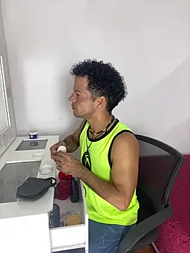 Snapshot of MaxyRyan chatting on March 6, 2026, 12:12 pm MaxyRyan online show from March 6, 2026, 12:12 pm