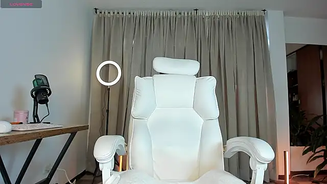 karinnixx online show from March 12, 2026, 8:04 pm