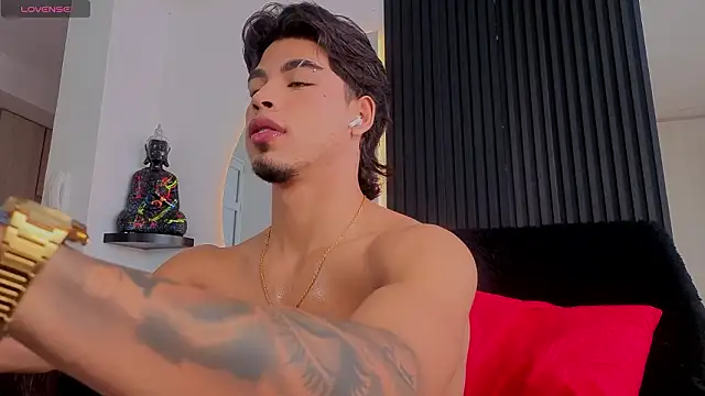 ARON LUXX online show from February 5, 2026, 2:11 pm