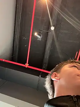 ARON LUXX online show from April 15, 2026, 4:03 pm