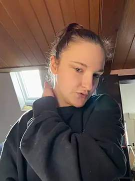 ViviLuu online show from March 12, 2026, 10:43 am