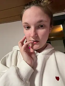 ViviLuu online show from April 14, 2026, 8:04 pm