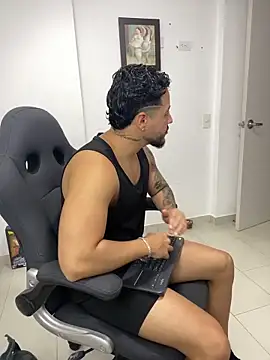 MattiaDupont online show from May 5, 2026, 11:57 pm