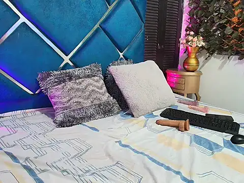 Snapshot of VenuzNaughty chatting on February 18, 2026, 12:23 pm VenuzNaughty online show from February 18, 2026, 12:23 pm