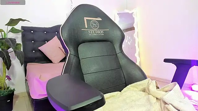 LUNAKITTY TAY online show from April 4, 2026, 11:29 am