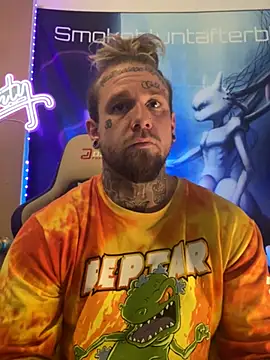 Snapshot of Smokebluntafterblunt chatting on February 19, 2026, 2:57 pm Smokebluntafterblunt online show from February 19, 2026, 2:57 pm