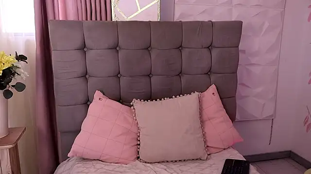 Snapshot of EmmaClark__ chatting on February 9, 2026, 8:02 pm EmmaClark online show from February 9, 2026, 8:02 pm