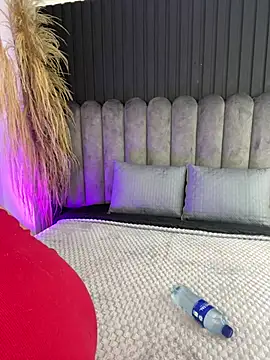 Nanda vixen  online show from April 13, 2026, 11:43 pm