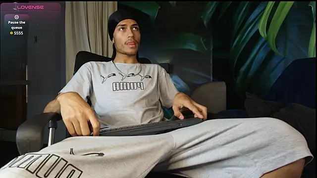 Snapshot of ItsZairen chatting on February 10, 2026, 3:54 am ItsZairen online show from February 10, 2026, 3:54 am