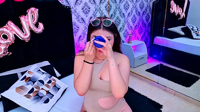 Snapshot of Mia_Reize chatting on February 19, 2026, 12:34 pm Mia Reize online show from February 19, 2026, 12:34 pm