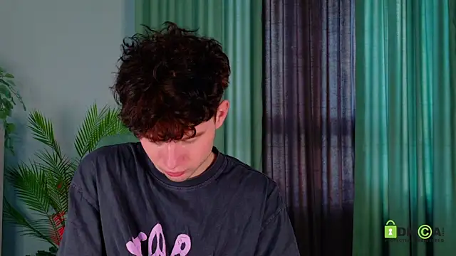 Snapshot of moon_Gloww chatting on March 25, 2026, 1:33 am moon Gloww online show from March 25, 2026, 1:33 am