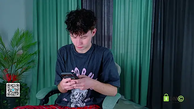 Snapshot of moon_Gloww chatting on March 26, 2026, 2:28 am moon Gloww online show from March 26, 2026, 2:28 am