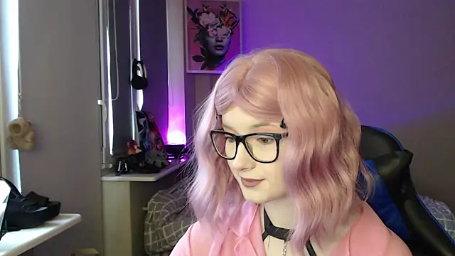 LunaXcherry online show from April 8, 2026, 4:40 pm