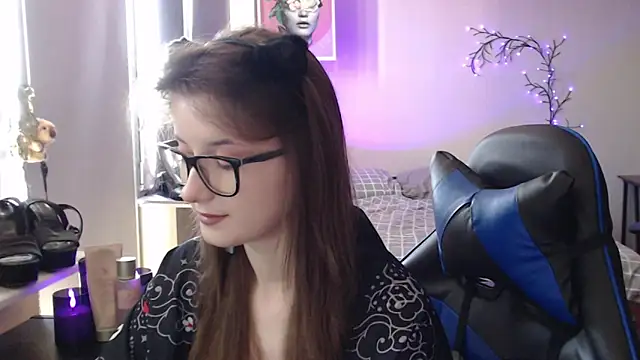 Snapshot of LunaXcherry chatting on May 10, 2026, 11:04 am LunaXcherry online show from May 10, 2026, 11:04 am