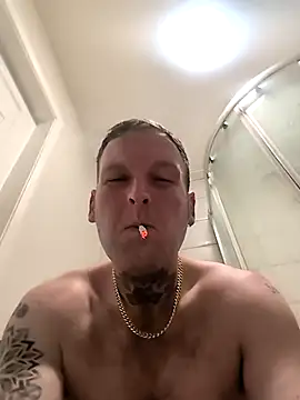 Snapshot of dave32000 chatting on February 18, 2026, 12:39 am dave32000 online show from February 18, 2026, 12:39 am