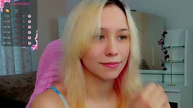 Snapshot of EmilyTrase chatting on May 5, 2026, 1:13 am EmilyTrase online show from May 5, 2026, 1:13 am