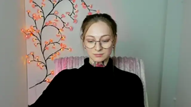 Esmi Winter online show from April 7, 2026, 6:52 pm