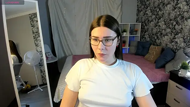 Snapshot of Coraline_kitty chatting on May 3, 2026, 6:47 pm Coraline kitty online show from May 3, 2026, 6:47 pm
