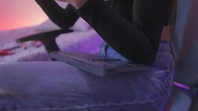 Shopie Colucci online show from March 30, 2026, 1:45 pm