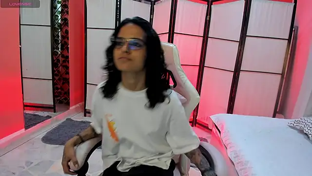 Snapshot of Julianne_7 chatting on February 24, 2026, 9:02 pm Julianne 7 online show from February 24, 2026, 9:02 pm