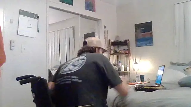 Snapshot of Tallhungandcloudy chatting on February 14, 2026, 6:43 am Tallhungandcloudy online show from February 14, 2026, 6:43 am