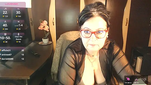 Snapshot of exiMIlf chatting on May 11, 2026, 4:04 pm exiMIlf online show from May 11, 2026, 4:04 pm