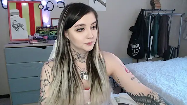 Rin Tozier online show from April 17, 2026, 1:19 am