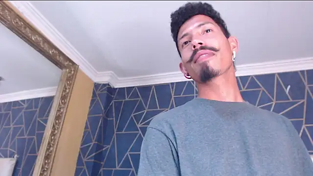 Snapshot of NoaahTylor chatting on February 18, 2026, 8:05 pm NoaahTylor online show from February 18, 2026, 8:05 pm