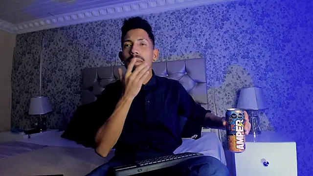 NoaahTylor online show from April 6, 2026, 4:46 am