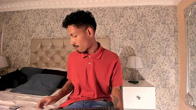 NoaahTylor online show from April 7, 2026, 4:02 am