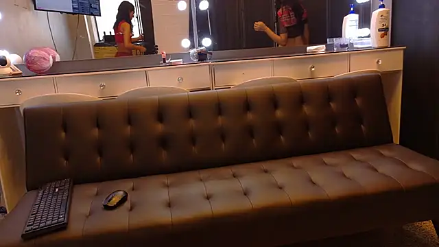 valeriamia68 online show from May 19, 2026, 10:05 pm