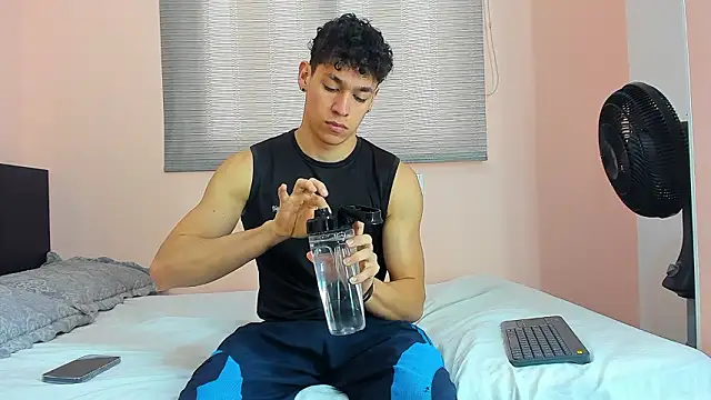 Snapshot of Muscle__Myke chatting on February 24, 2026, 12:36 pm Muscle Myke online show from February 24, 2026, 12:36 pm