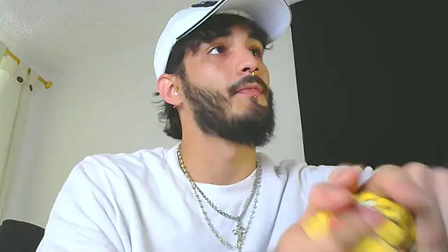 LovexJuxn8 online show from February 18, 2026, 7:32 pm