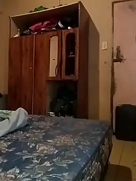 Snapshot of madgirl25 chatting on February 27, 2026, 2:33 am madgirl25 online show from February 27, 2026, 2:33 am