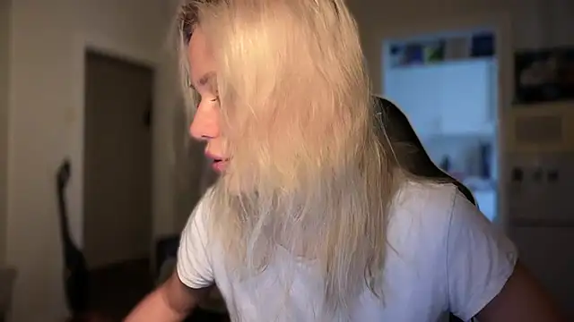 Leylia Lily online show from March 6, 2026, 9:39 am