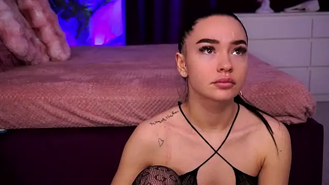 Snapshot of SashaLorrenz chatting on April 15, 2026, 4:30 am SashaLorrenz online show from April 15, 2026, 4:30 am