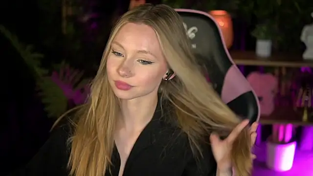 Snapshot of SweetDaisy_me chatting on February 16, 2026, 3:41 pm SweetDaisy me online show from February 16, 2026, 3:41 pm