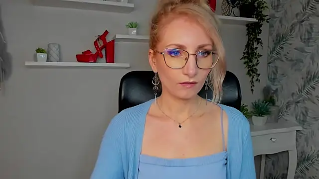 CinderellaMoon online show from March 17, 2026, 6:28 am