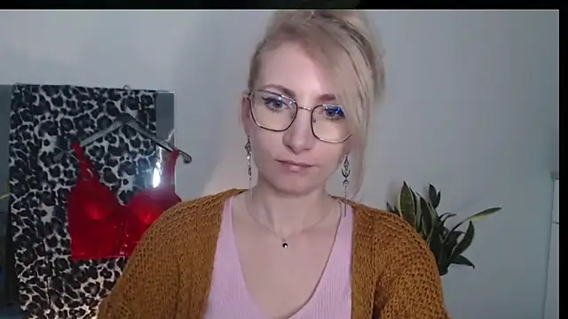 CinderellaMoon online show from April 8, 2026, 5:29 am